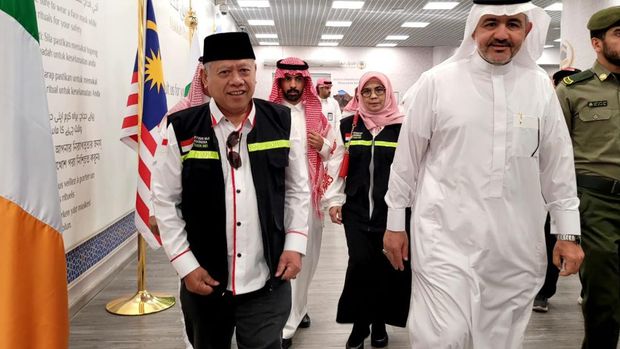 Dubes Abdul Aziz didampingi Deputi Menteri Haji dan Umroh Arab Saudi, Mohammed Abdurrahman Al-Bijawi saat menyambut jamaah haji Indonesia (KBRI)