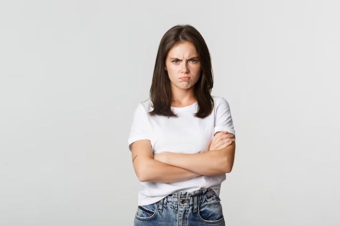 Perempuan dengan wajah penuh amarah