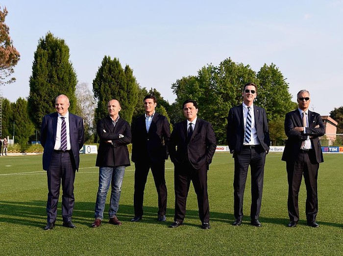 COMO, ITALY - AUGUST 11:  President Erick Thohir (L) and Vice President Javier Zanetti chat prior to the FC Internazionale training session at the club's training ground at Appiano Gentile on August 11, 2016 in Como, Italy.  (Photo by Claudio Villa - Inter/FC Internazionale via Getty Images)
