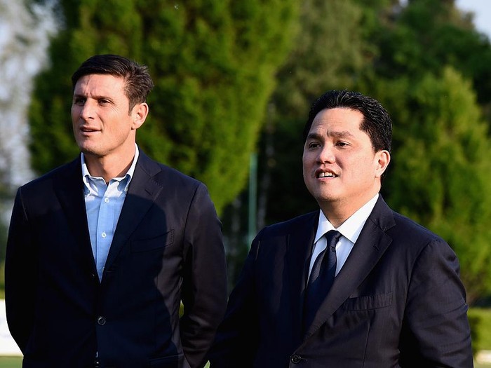 COMO, ITALY - AUGUST 11:  President Erick Thohir (L) and Vice President Javier Zanetti chat prior to the FC Internazionale training session at the club's training ground at Appiano Gentile on August 11, 2016 in Como, Italy.  (Photo by Claudio Villa - Inter/FC Internazionale via Getty Images)