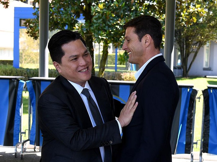COMO, ITALY - AUGUST 11:  President Erick Thohir (L) and Vice President Javier Zanetti chat prior to the FC Internazionale training session at the club's training ground at Appiano Gentile on August 11, 2016 in Como, Italy.  (Photo by Claudio Villa - Inter/FC Internazionale via Getty Images)