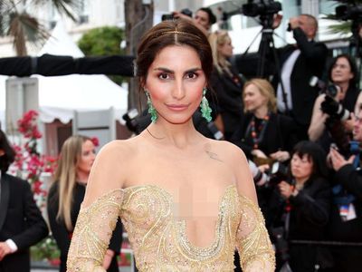 7 Gaya Model Iran Pamer Bahu di Cannes, Perlihatkan Tato Women, Life, Freedom