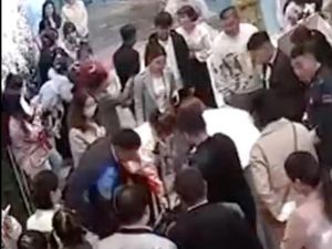 Viral Pengantin Selamatkan Tamu yang Kejang di Tengah Pesta Pernikahannya