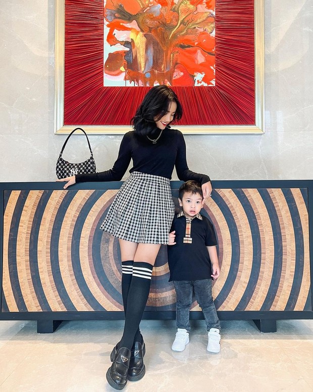 Fuji dan Gala Sky dengan outfit serba hitam/Sumber: IG @fuji_an