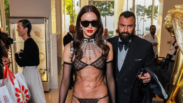 7 Gaya Berani Irina Shayk Pakai Lingerie Gucci di Cannes Film Festival 2023
