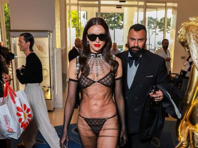 7 Gaya Berani Irina Shayk Pakai Lingerie Gucci di Cannes Film Festival 2023