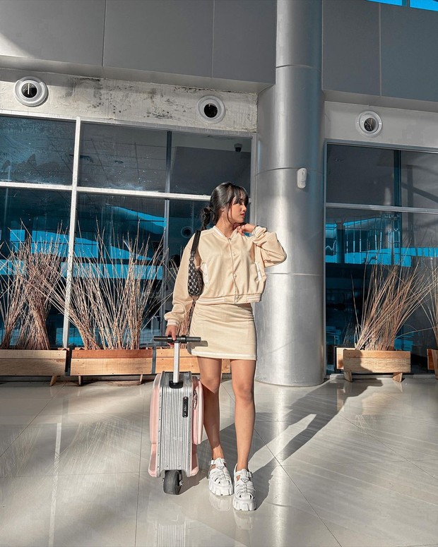 Gaya keren Fuji saat di bandara/Sumber: IG @fuji_an