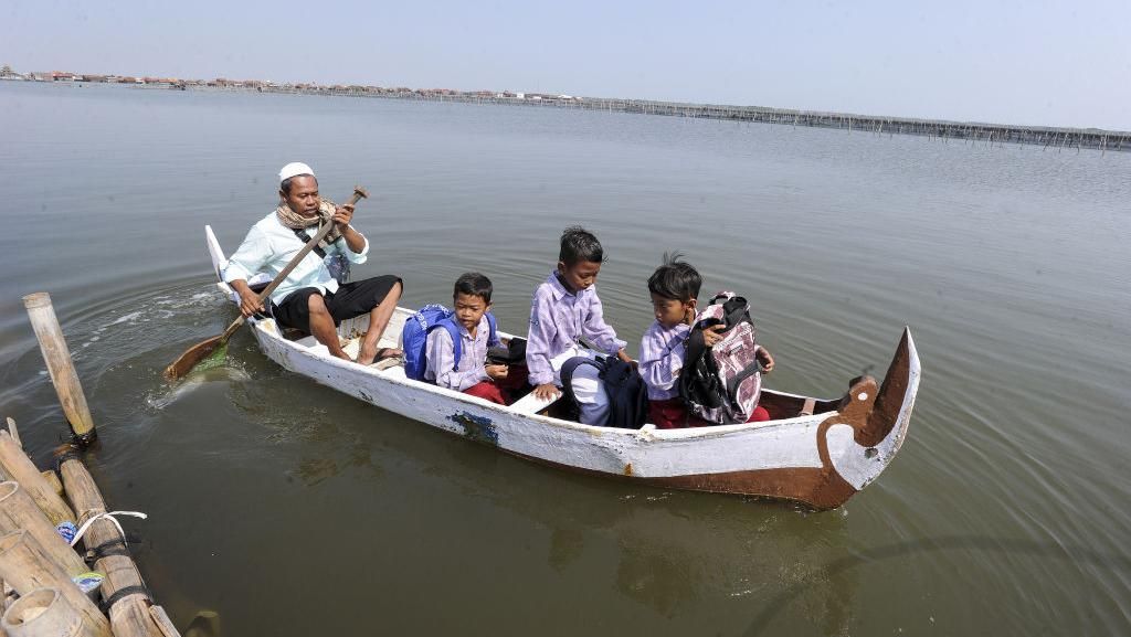 Dihantam Pasang Laut, Anak-anak di Demak Tetap Semangat Pergi ke Sekolah Dihantam Pasang Laut, Anak-anak di Demak Tetap Semangat Pergi ke Sekolah
