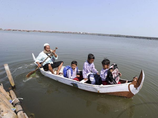 Dihantam Pasang Laut, Anak-anak di Demak Tetap Semangat Pergi ke Sekolah