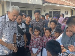 Cek Jalan di Batang Dicurhati Emak-emak soal PKH, Ganjar: Gini Tak Ajari