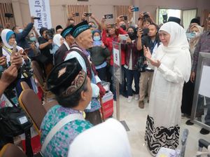 Gubernur Khofifah Lepas 445 Jemaah Haji Kloter Pertama Embarkasi Surabaya