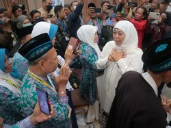 Gubernur Khofifah Berangkat Haji Atas Undangan Raja Salman