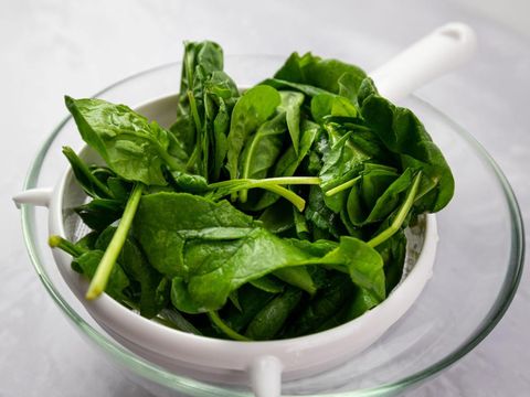 Ilustrasi bayam yang mengandung kalsium/Foto: Pexels/Mateusz Feliksik