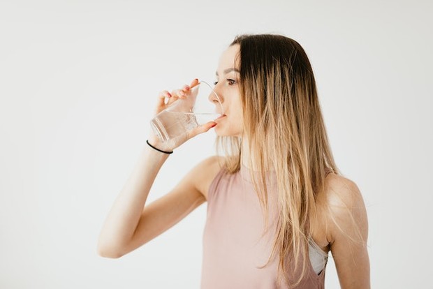 Ilustrasi minum air