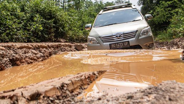 Pak Jokowi, Begini Potret Jalan Rusak Parah di Sumsel
