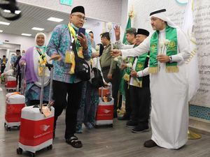Potret Jamaah Haji Indonesia Kloter Pertama Tiba di Madinah