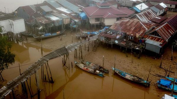 Menantang Maut! Begini Kondisi Jembatan Rusak di Jabung Timur