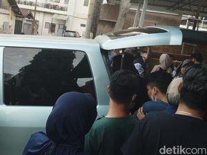 Polisi Ambil Rekaman CCTV Siswa SMP Athirah Diduga Lompat dari Lantai 8 Polisi Ambil Rekaman CCTV Siswa SMP Athirah Diduga Lompat dari Lantai 8