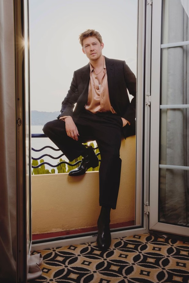 Joe Alwyn di acara makan malam Celine di Hotel du Cap-Eden-Roc, Crane, Prancis, pada Senin (22/5). Foto: US Magazine Joe Alwyn di acara makan malam Celine di Hotel du Cap-Eden-Roc, Crane, Prancis, pada Senin (22/5). Foto: US Magazine