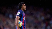 Terbaru, bek Jules Kounde alami masalah pada lututnya. Kounde diperkirakan absen selama 2-3 minggu (Getty Images)