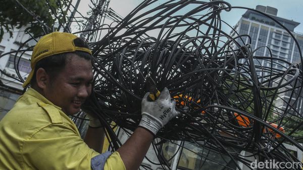 Dinas Bina Marga DKI Pangkas Kabel Semrawut