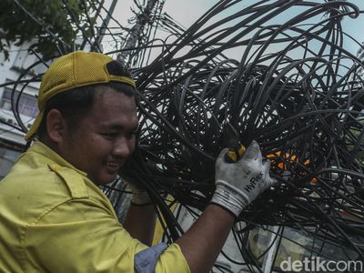 Dinas Bina Marga DKI Pangkas Kabel Semrawut