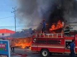 Kebakaran di Padang Lahap 5 Bangunan, Kerugian Capai Rp 1 Miliar