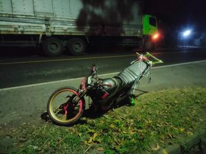 Pengendara Motor Tubruk Tronton, Dua Orang Terluka