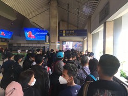 Eskalator Peron 5-6 Stasiun Tanah Abang Tak Beroperasi, Tangga Penuh