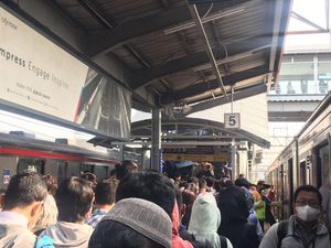 Penumpang KRL Harap Maintenance Eskalator Stasiun Tn Abang Jangan Lama-lama