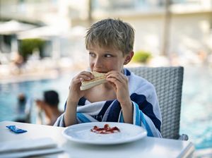 Awas, Langsung Berenang Sehabis Makan Ternyata Berbahaya! Ini Saran Dokter