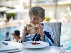 Awas, Langsung Berenang Sehabis Makan Ternyata Berbahaya! Ini Saran Dokter