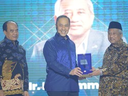 M Nuh Raih Penghargaan ESQ Award 2023