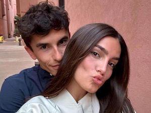 Foto Marc Marquez dan Pacar Barunya yang Lagi Bucin Banget Foto Marc Marquez dan Pacar Barunya yang Lagi Bucin Banget
