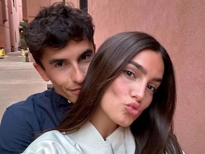 Foto Marc Marquez dan Pacar Barunya yang Lagi Bucin Banget