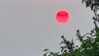 Penampakan Matahari Merah yang Menakjubkan