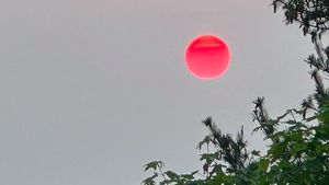Penampakan Matahari Merah yang Menakjubkan