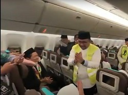 Momen Menag Yaqut Lepas Keberangkatan Kloter Pertama Haji 2023