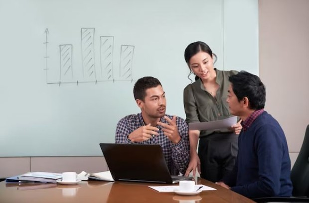 Mendengar pendapat orang lain. Foto freepik.com: pressfoto