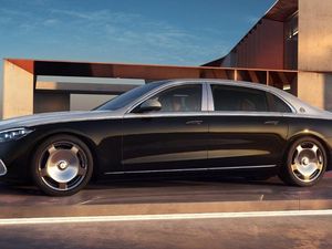 Mobil Sultan Mirip Tunggangan Johnny Plate Disetrum, Harganya Rp 4,2 Miliar!