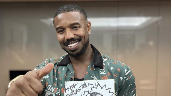 Foto: Lebarnya Senyum Michael B Jordan Dapat Hadiah dari Studio Naruto