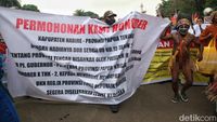 Minta Diangkat ASN, Warga Papua Demo di Patung Kuda