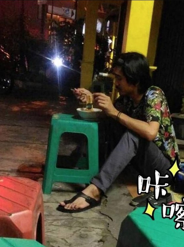 Momen Duta makan mie ayam di pinggir jalan/Foto: detikHot/Dok. Ist Momen Duta makan mie ayam di pinggir jalan/Foto: detikHot/Dok. Ist