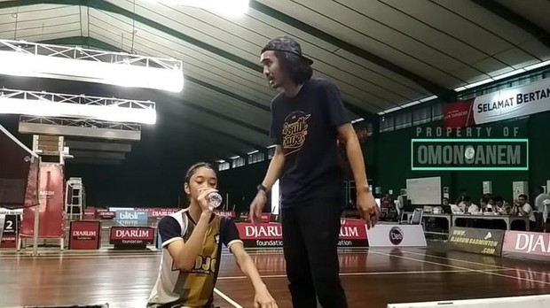 Momen Duta melatih anaknya bermain bulutangkis/Foto: Tangkapan layar Youtube Omonganem Momen Duta melatih anaknya bermain bulutangkis/Foto: Tangkapan layar Youtube Omonganem