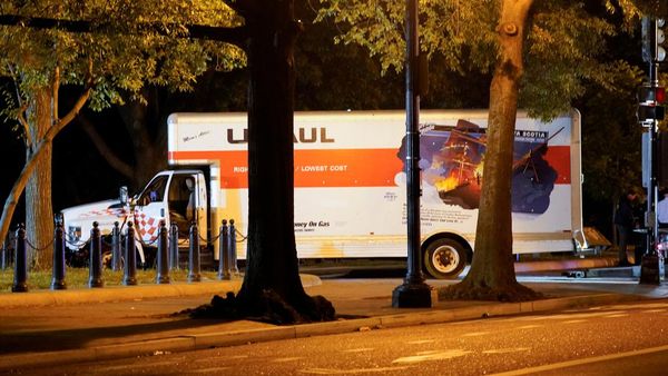 Detik-detik Truk Boks Coba Terobos Pengamanan Gedung Putih AS