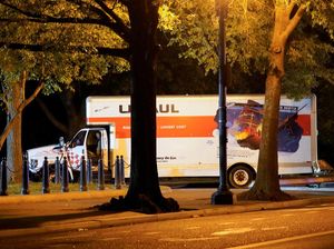 Detik-detik Truk Boks Coba Terobos Pengamanan Gedung Putih AS