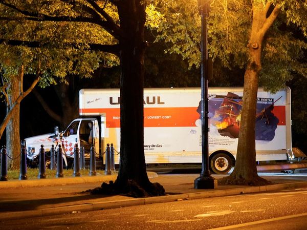 Detik-detik Truk Boks Coba Terobos Pengamanan Gedung Putih AS
