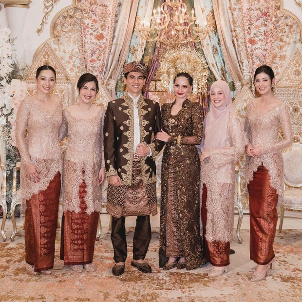 Natasha Rizky dengan Kebaya Brokat