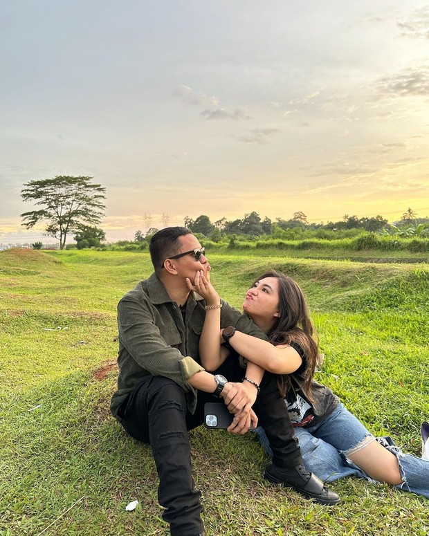 Outfit nongkrong bareng suami/Sumber: IG @tiarapangestika Outfit nongkrong bareng suami/Sumber: IG @tiarapangestika