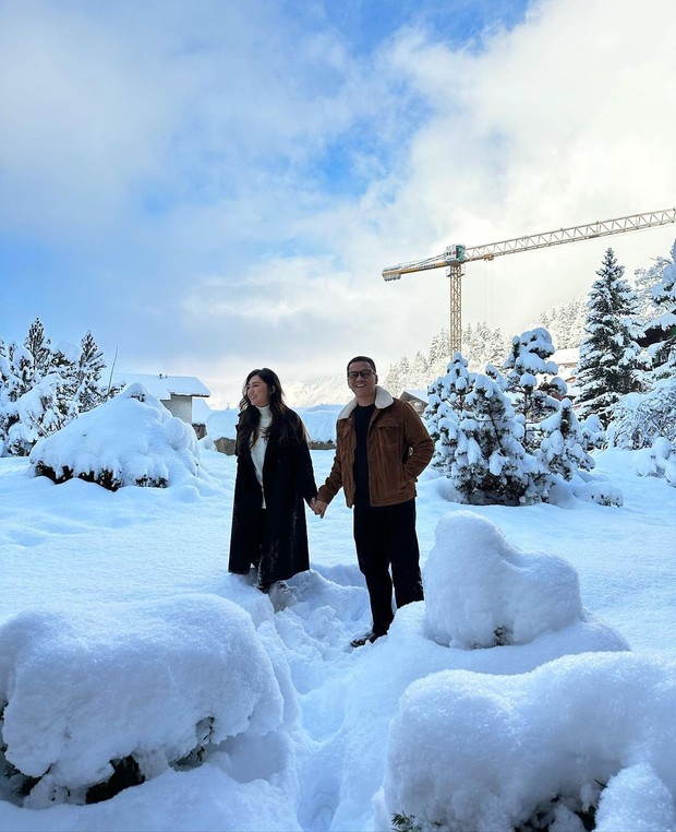 Outfit serasi di tengah salju/Sumber: IG @tiarapangestika Outfit serasi di tengah salju/Sumber: IG @tiarapangestika